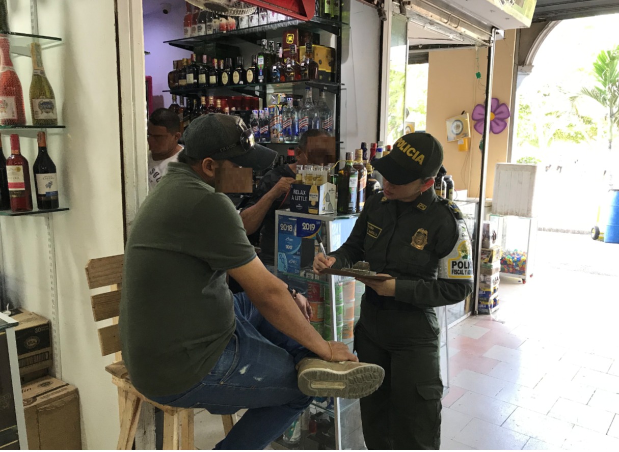 Policías en campaña de prevención del contrabando en Barranquilla.
