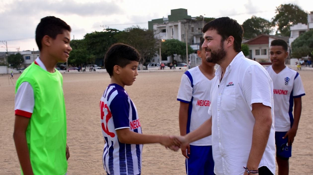 El candidato Jaime Pumarejo y los deportistas locales.