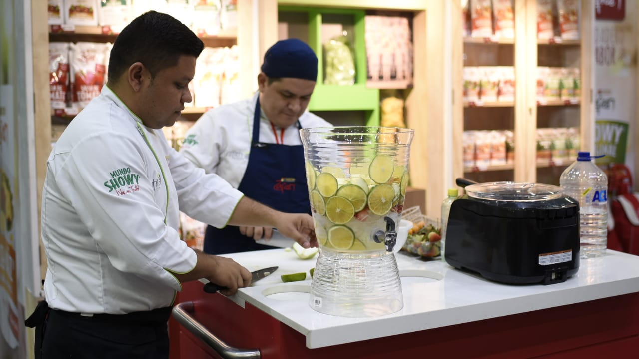 Cocineros preparando alimentos.