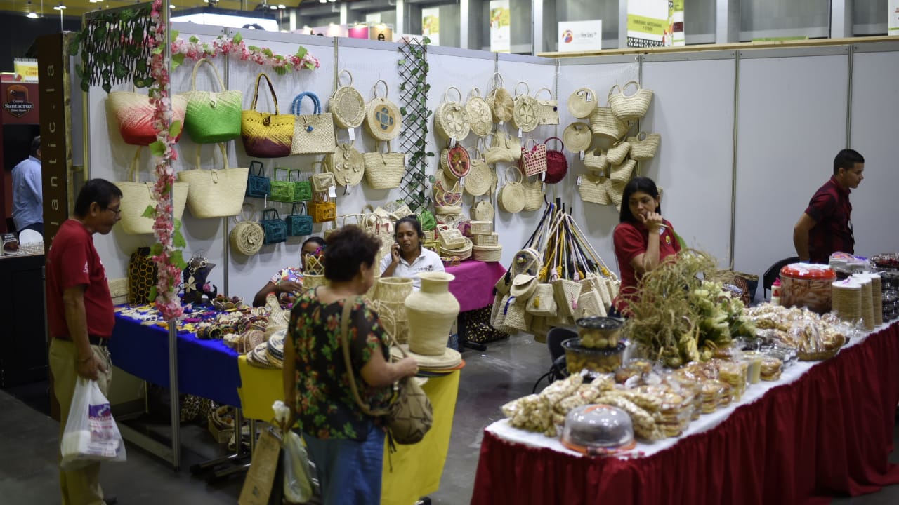 Las artesanías también hacen parte de la feria.