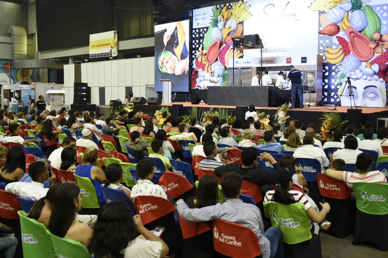 Asistentes a la feria escuchando la conferencia del chef Carlos Gaviria.