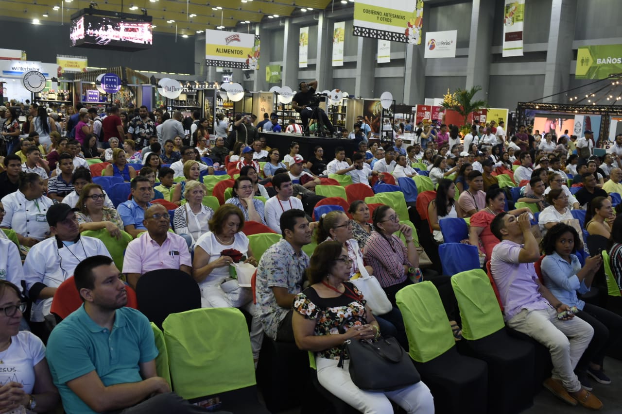 Asistentes a la feria escuchando la conferencia del chef Carlos Gaviria.