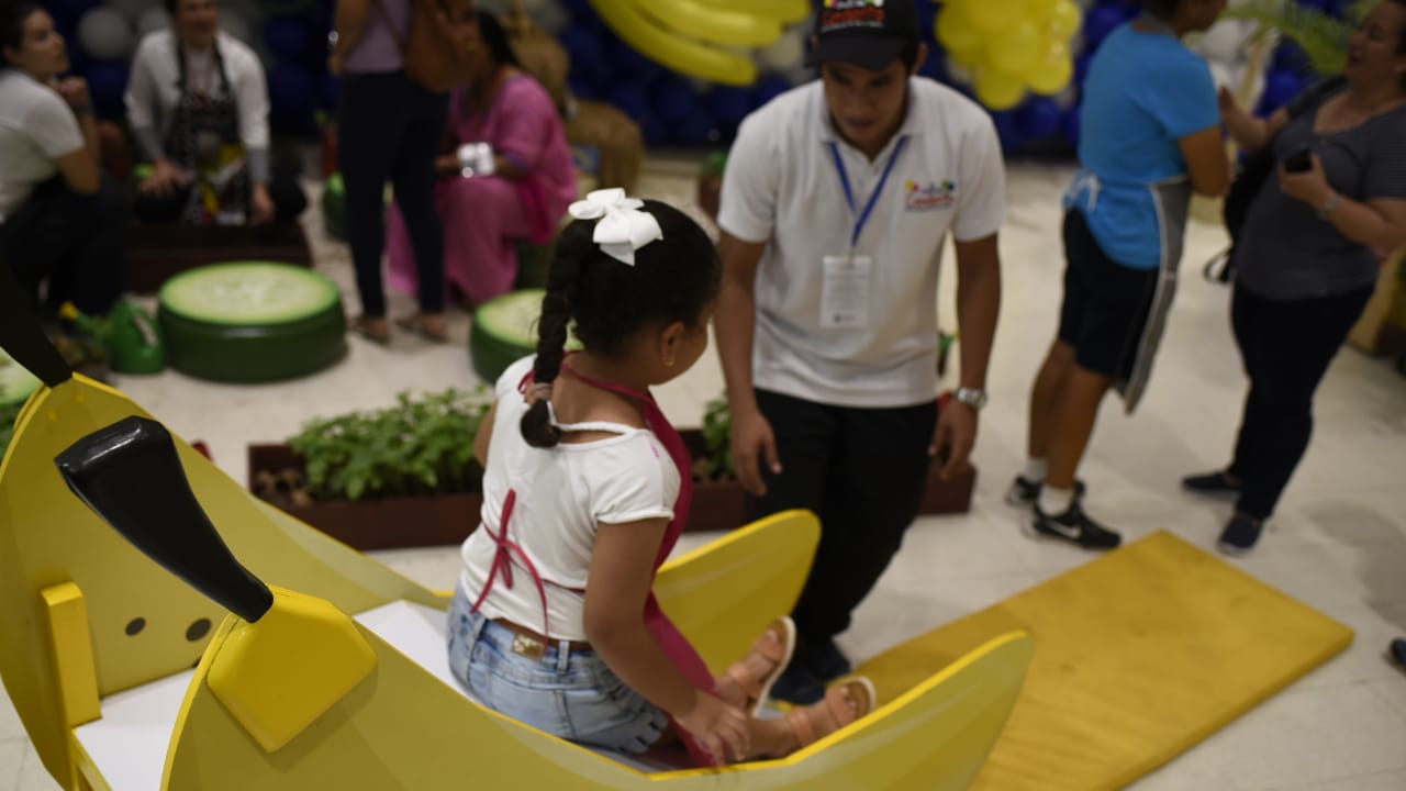 Niños participando en actividad especialmente hecha para ellos.