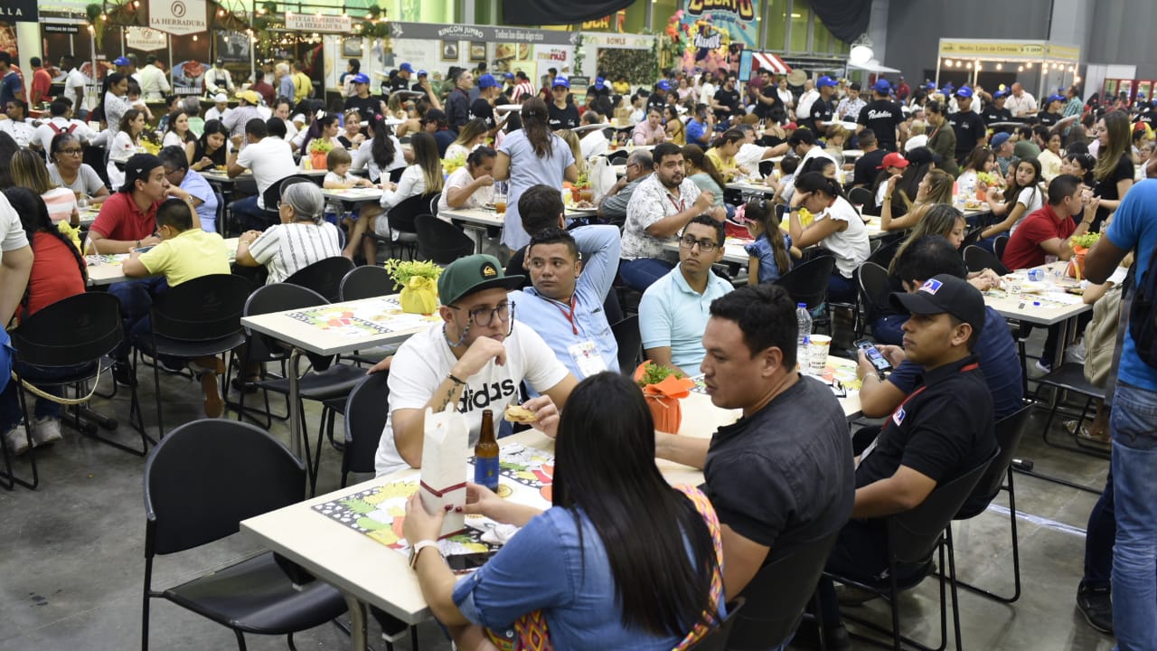 Asistentes deleitándose con la mejor oferta gastronómica.