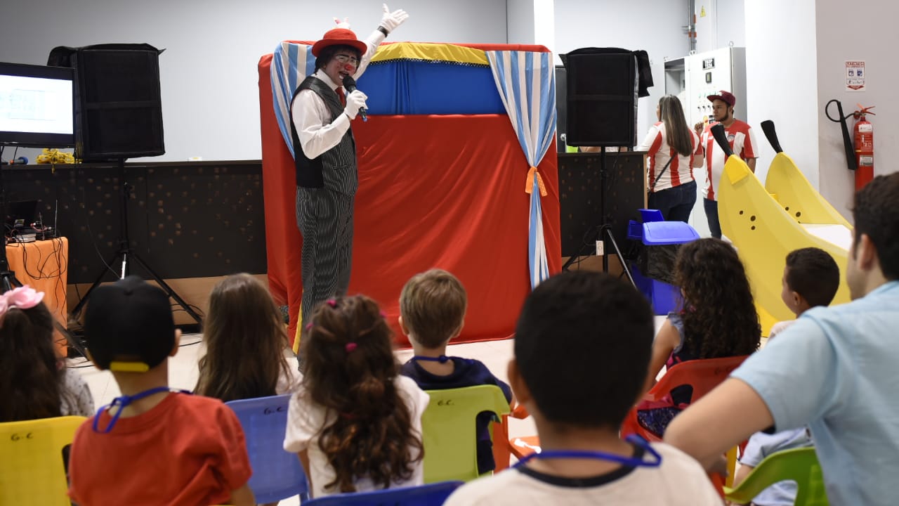 Niños participando en actividad especialmente hecha para ellos.