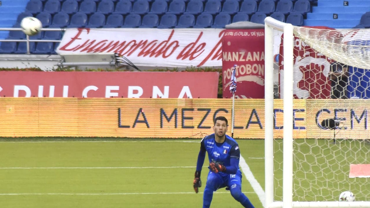 El arquero Gerardo Ortiz observa el balón rematado de tiro libre por Yohandry Orozco.