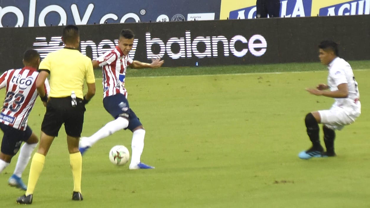 Víctor Cantillo, en jugada de ataque de los 'tiburones'.