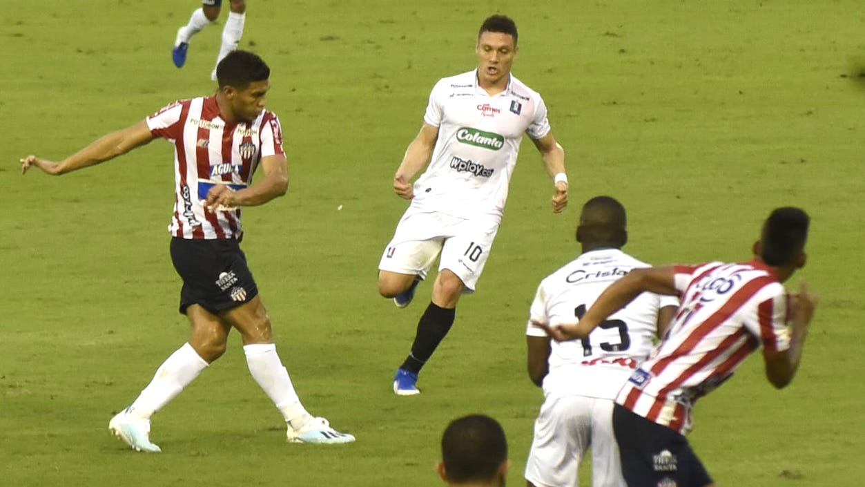 Teófilo Gutiérrez rematando al arco caldense.