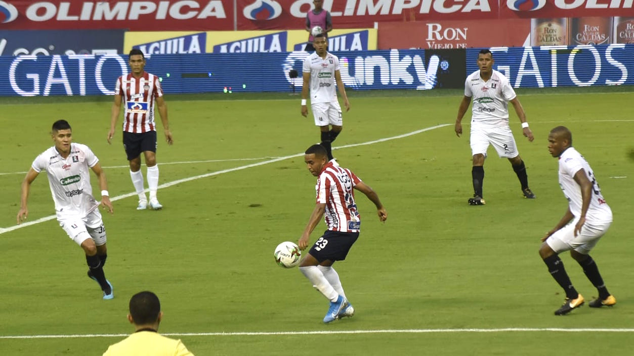 Yohandry Orozco intentando superar la marca de Carlos Pájaro.