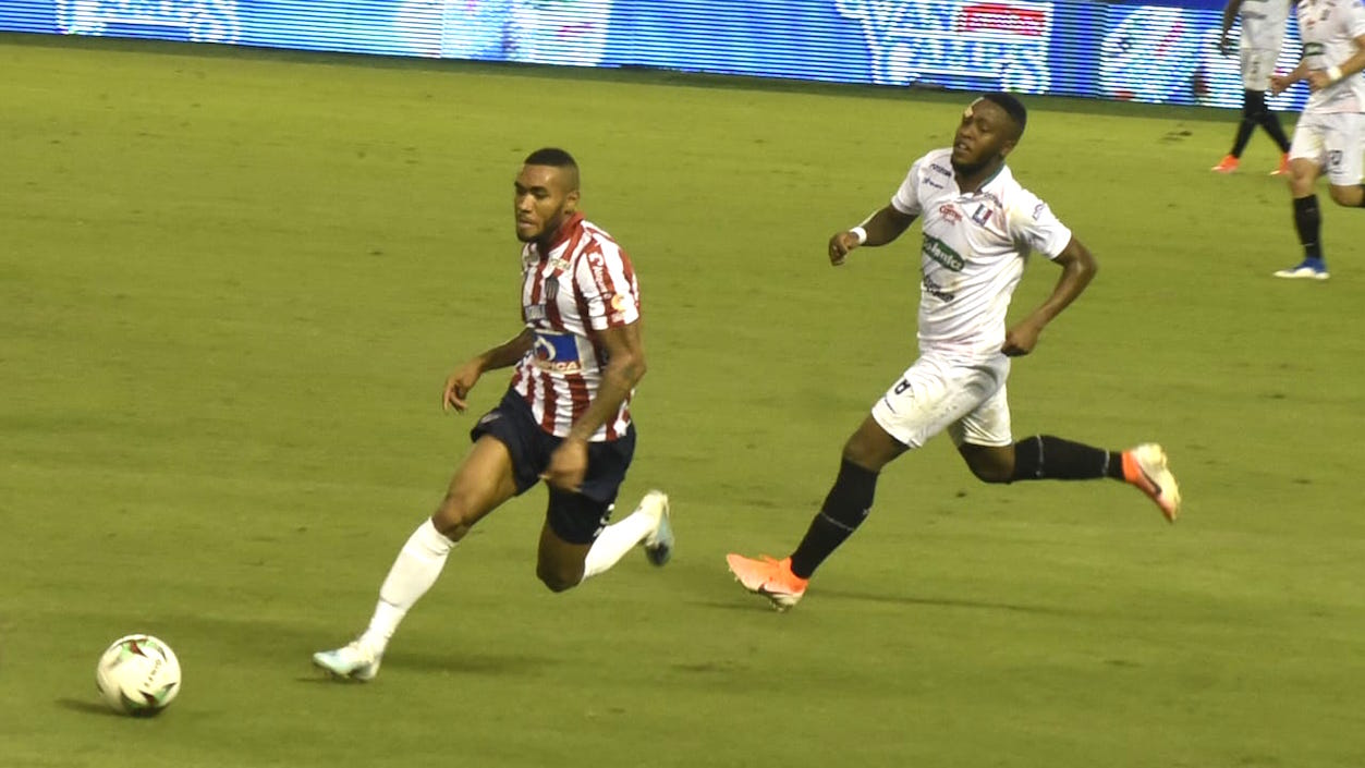 Freddy Hinestroza en función ofensiva jugando de lateral izquierdo.