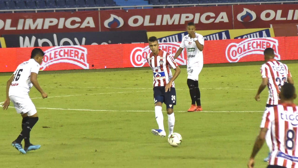 Víctor Cantillo iniciando una ofensiva rojiblanca en la media cancha