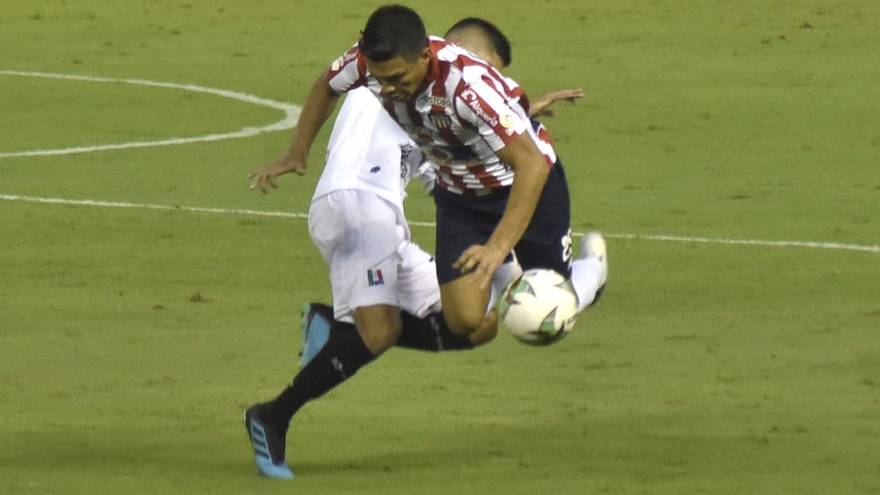Carlos Pájaro cometiéndole falta a Teófilo Gutiérrez.