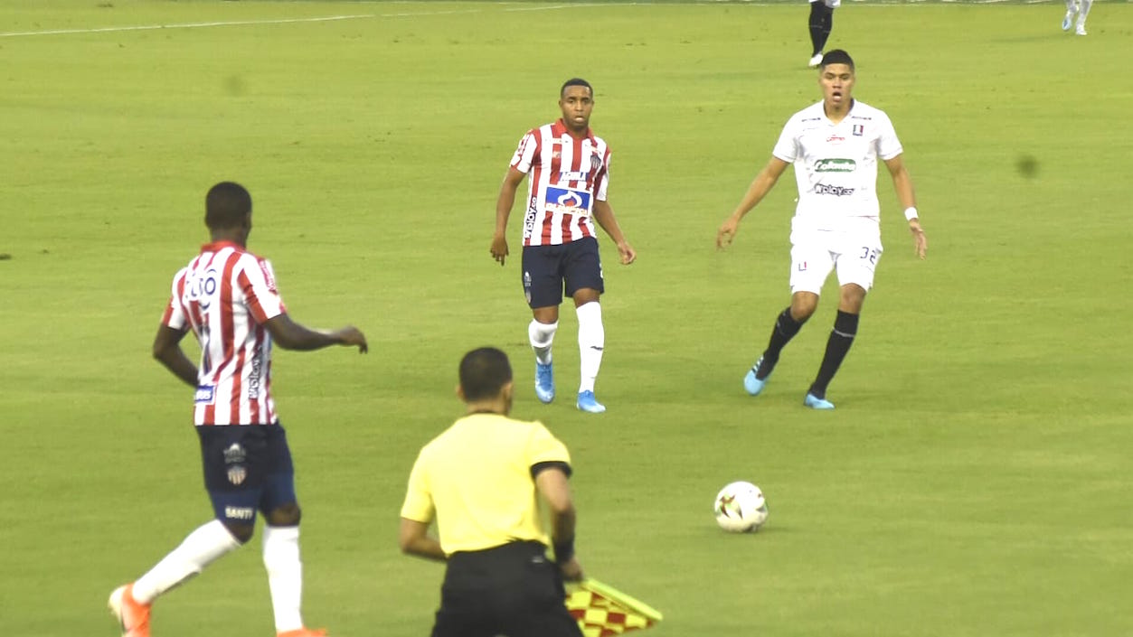 Yohandry Orozco filtrando un balón a Daniel Moreno.