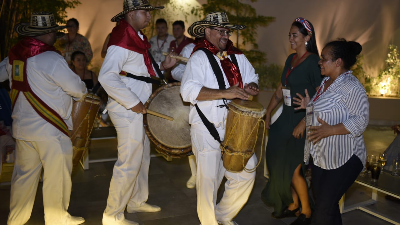 Chefs y cocineros se dejaron contagiar por el sonido de la cumbia.