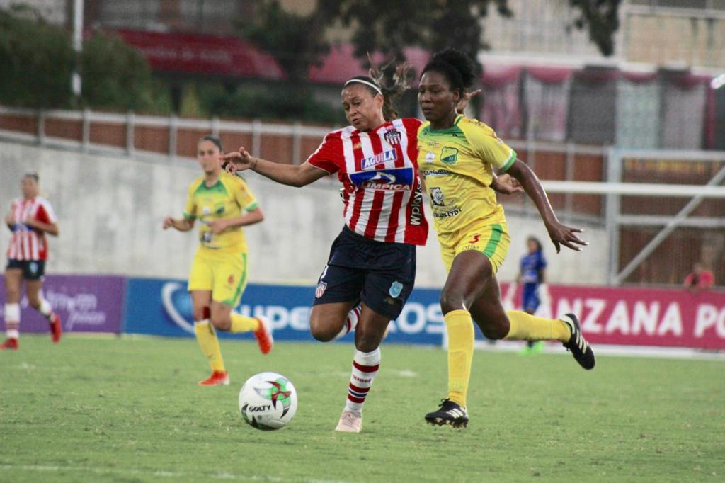 María Pérez despejando una jugada de peligro.