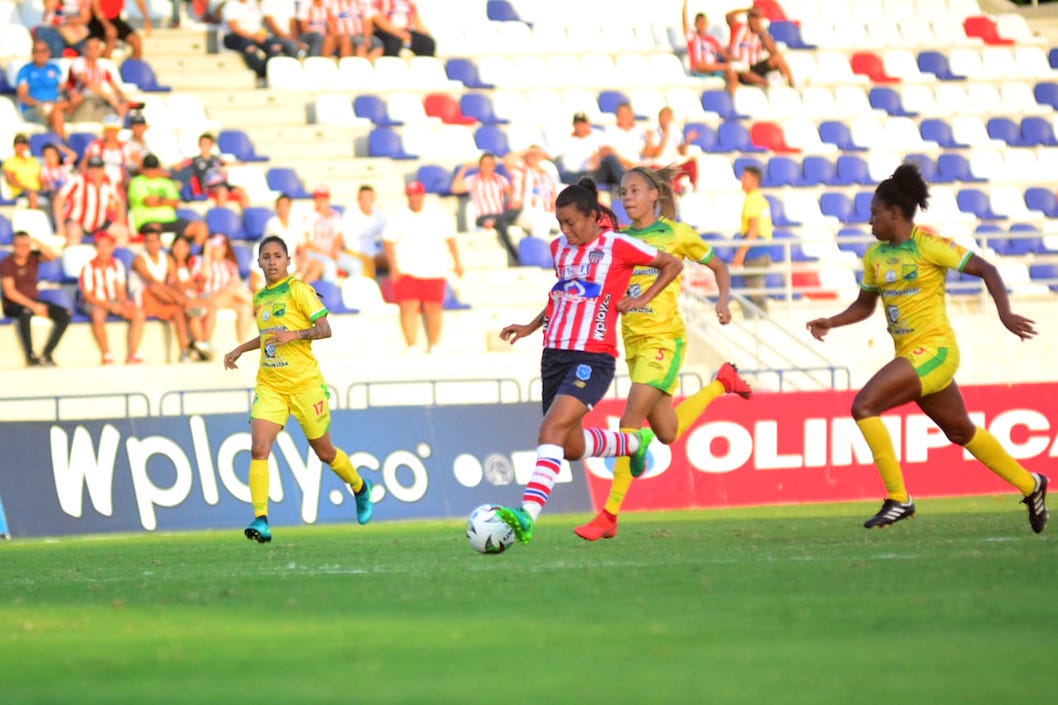 Las Tiburonas llevando peligro al arco rival.