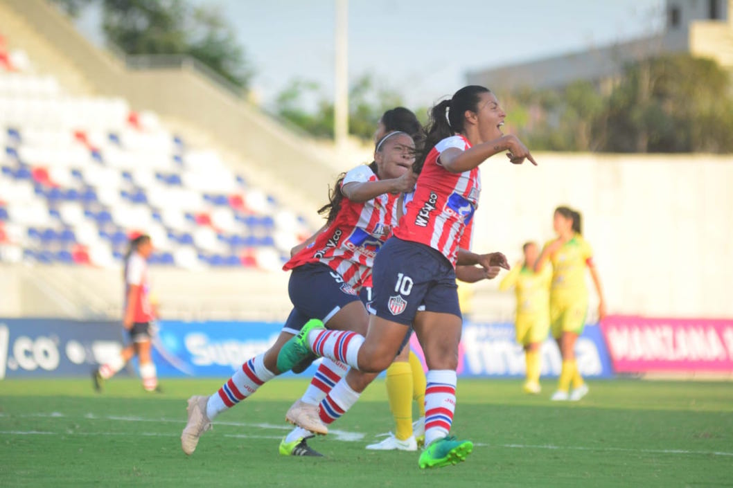 Yoreli Rincón celebra su gol con sus compañeras.