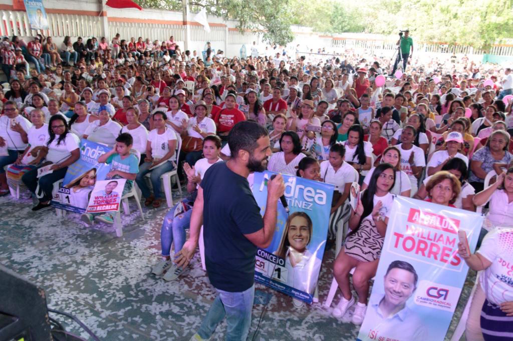 El Senador Arturo Char deleitando con sus canciones.