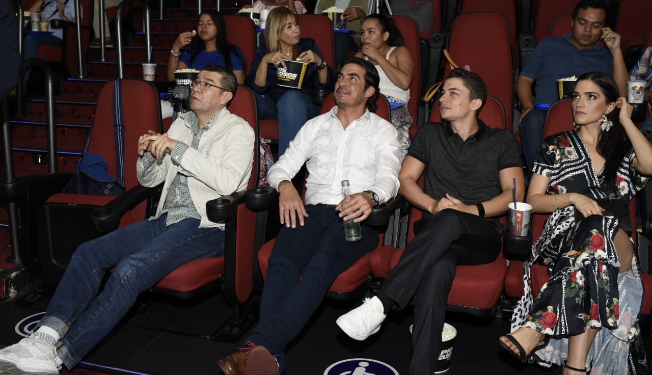 Elenco y producción viendo el adelanto de la serie.