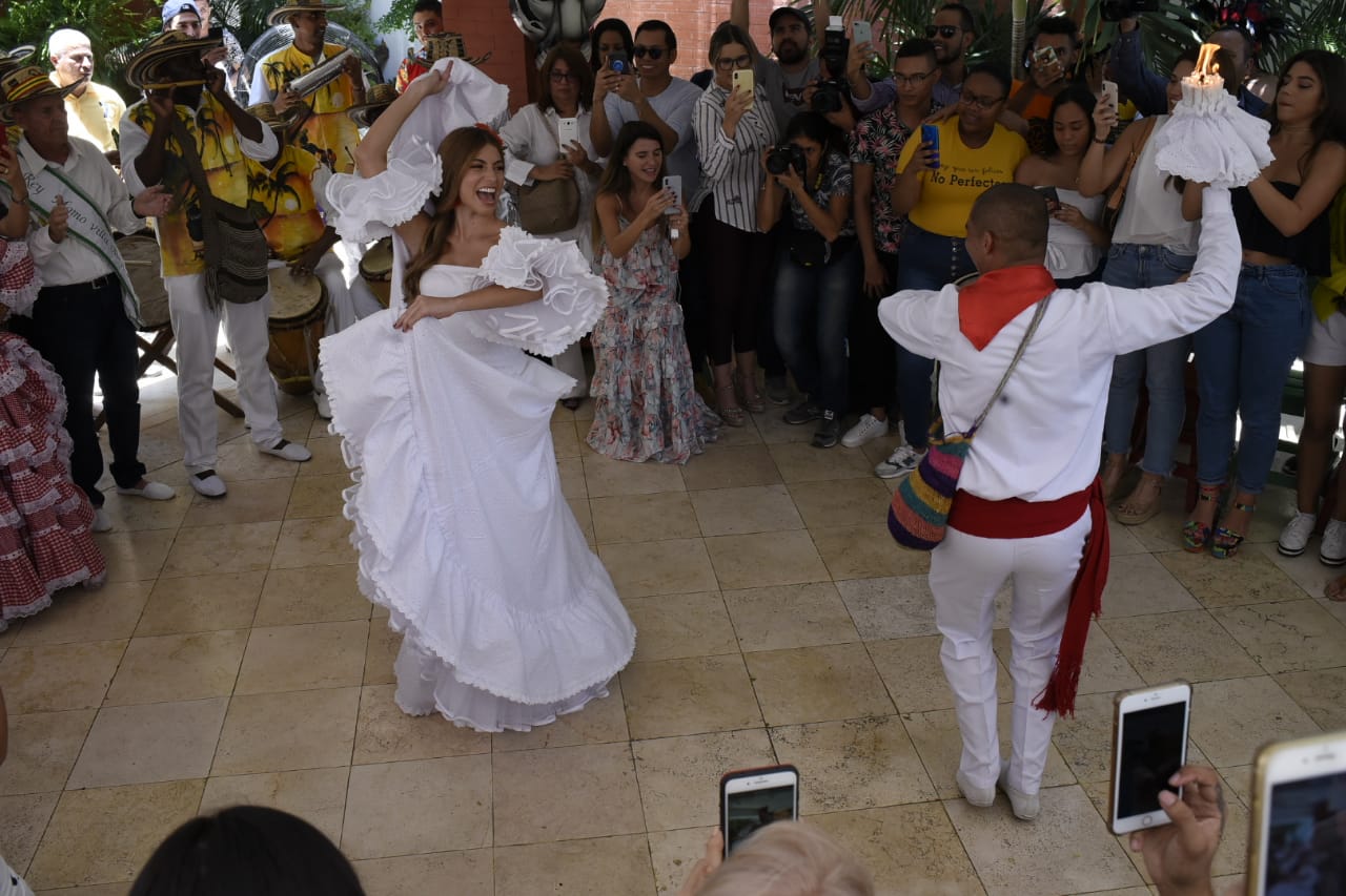 La Reina bailando al son de la cumbia.