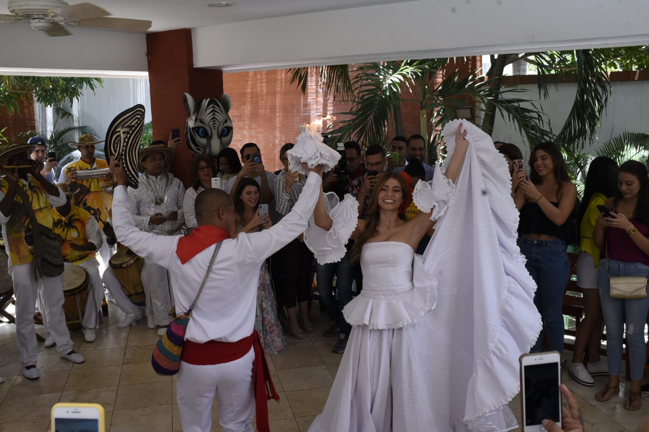 La Reina bailando al son de la cumbia.