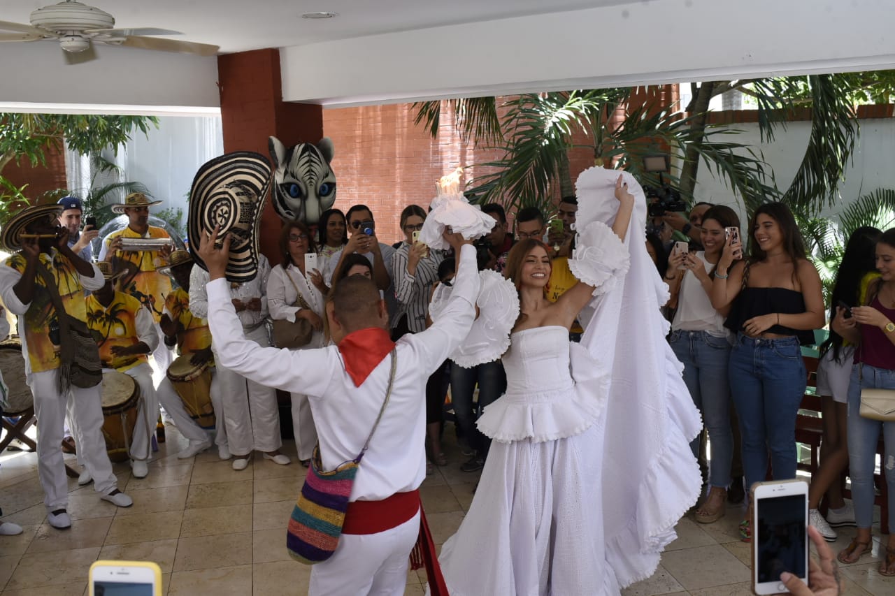 La Reina bailando al son de la cumbia.