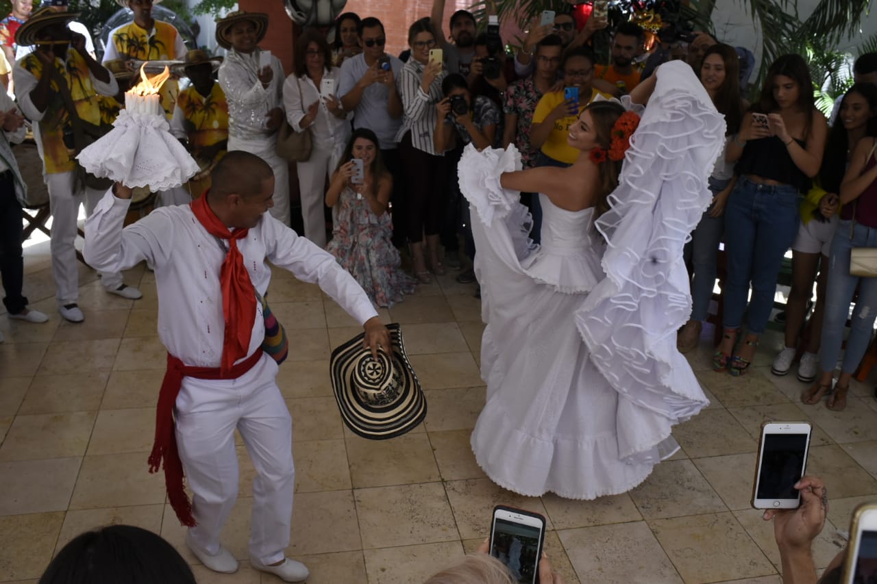 La Reina bailando al son de la cumbia.