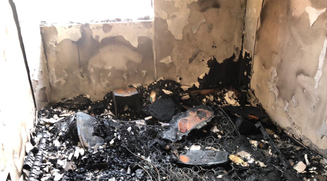 Cortesía. Así quedó una de las habitaciones tras el incendio en el apartamento.