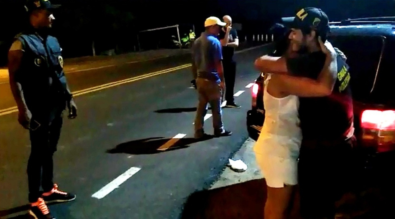 Momentos en que el joven fue recibido por su familia.