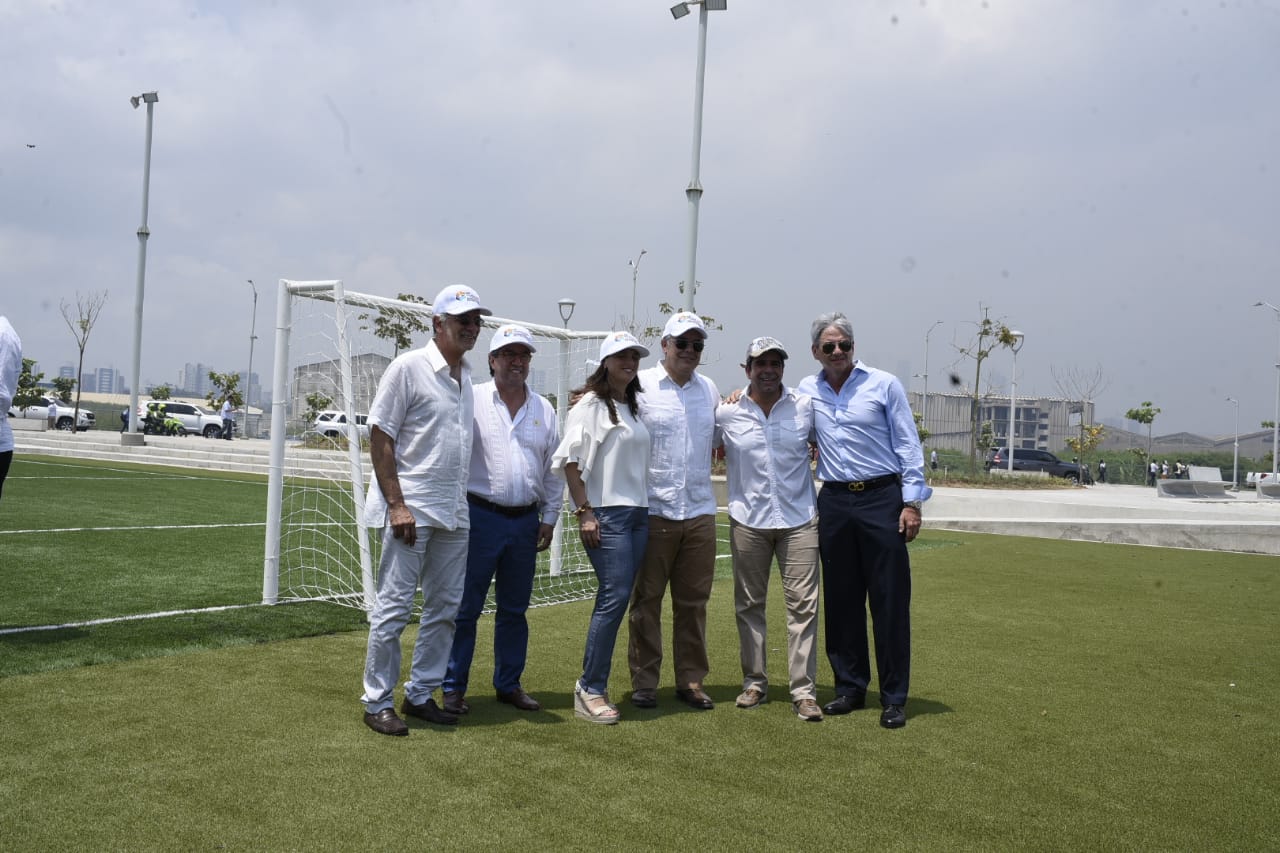 El Gobernador del Atlántico, Eduardo Verano; el presidente del BID, Luis Alberto Moreno; la Alta Consejera para las Regiones, Karen Aabudinen; el Presidente Iván Duque; el Alcalde Alejandro Char y el Alto Consejero Político, Jaime Amín.