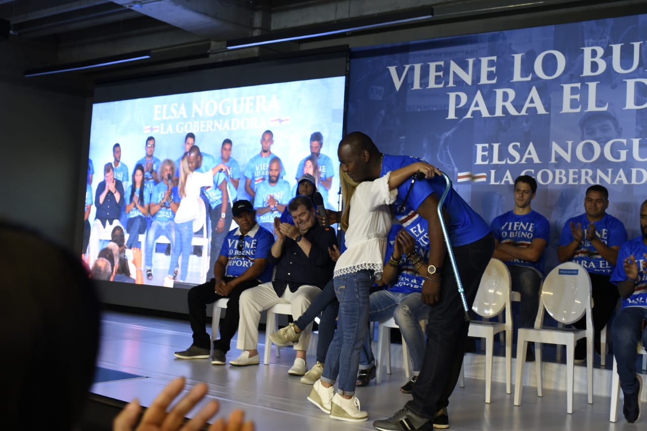 El abrazo de Elsa Noguera el exbeisbolista Édgar Rentería.