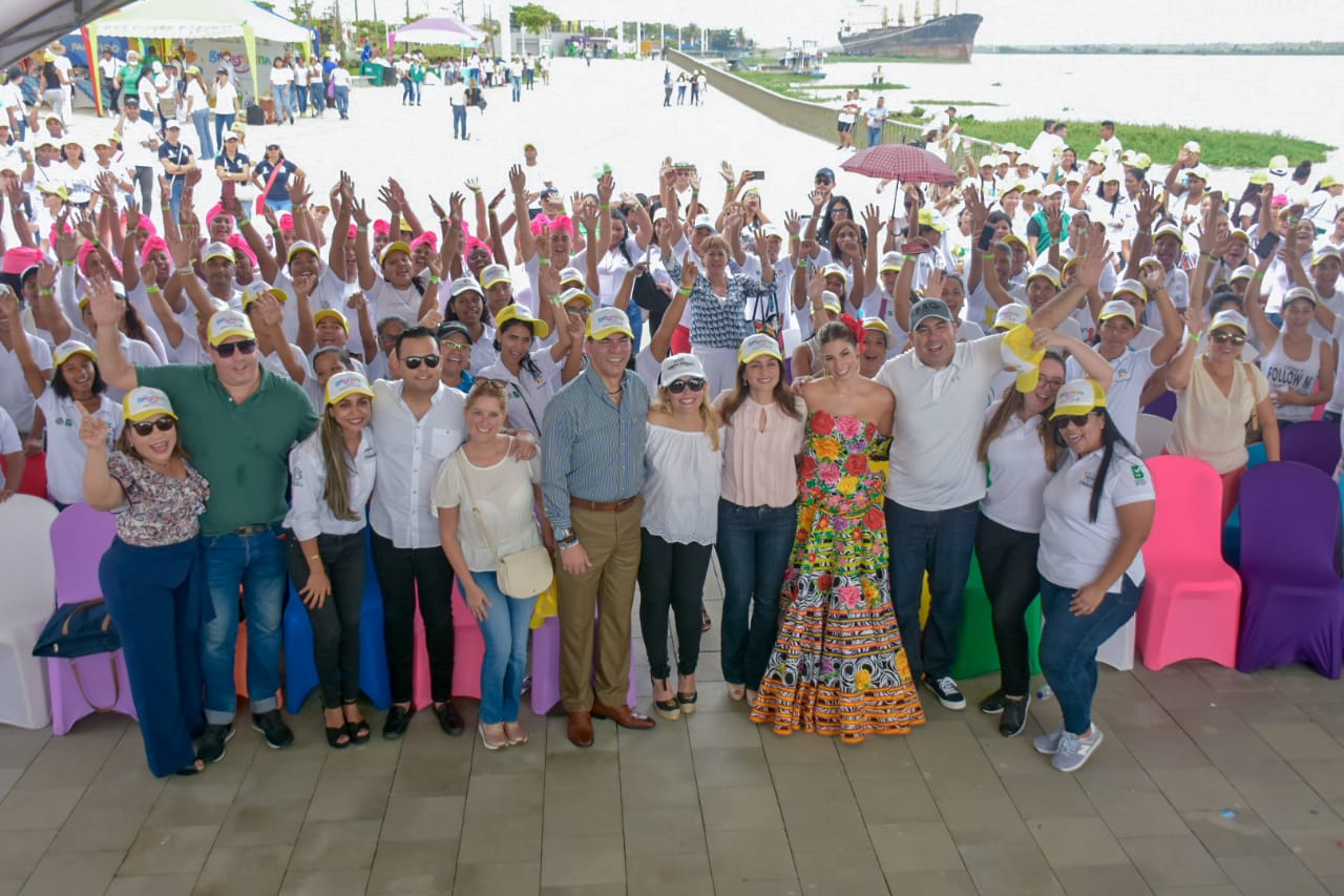 Con el abrazo de la brisa que corre en el Gran Malecón del Río, los asistentes también disfrutaron de diferentes espacios como estación de frutas, lonchera saludable, repostería, expresiones artísticas, culturales, plásticas y juegos tradicionales que invitan a los padres de familia a tener mayor conocimiento de los alimentos que deben y no deben consumir los niños, además cómo aprovechar al máximo el tiempo con sus hijos a través de juegos y manualidades.