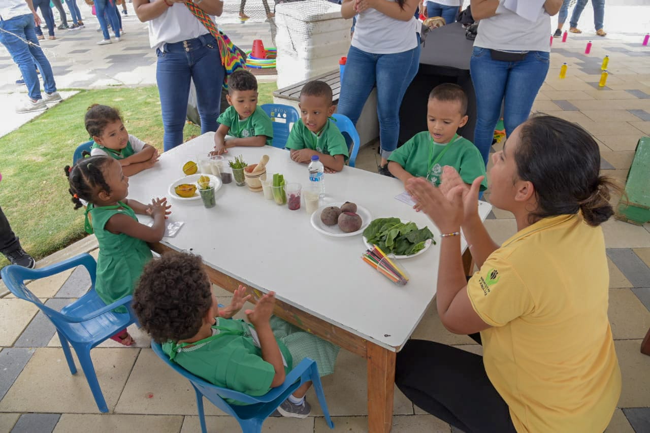 Los asistentes también disfrutaron de diferentes espacios como estación de frutas, lonchera saludable, repostería, expresiones artísticas, culturales, plásticas y juegos tradicionales que invitan a los padres de familia a tener mayor conocimiento de los alimentos que deben y no deben consumir los niños.