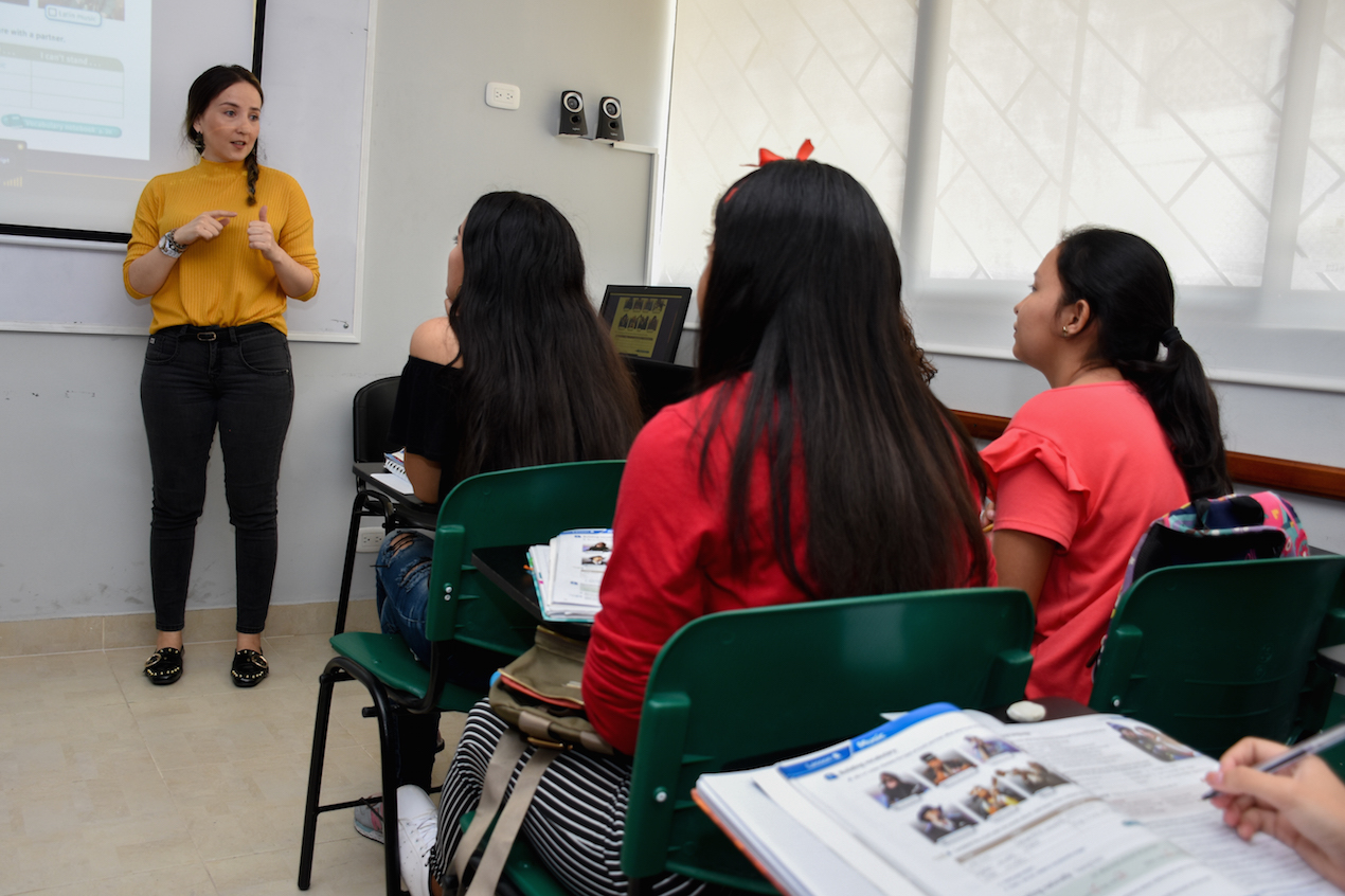 La implementación del segundo idioma se realizará a través de espacios educativos que motiven el desarrollo de competencias bilingües en estudiantes y docentes.