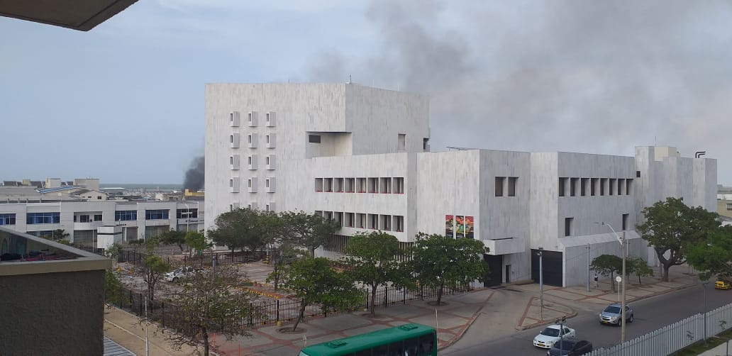 Incendio al interior de una bodega