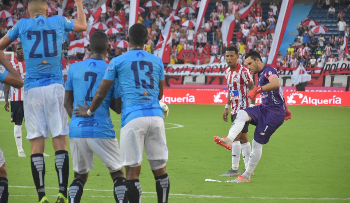 Sebastián Viera ensayando mediante cobro de tiro libre.