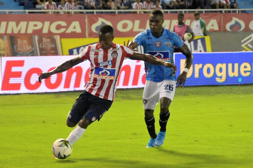 Daniel Moreno intentando eludir la marca de Yulián Gómez.