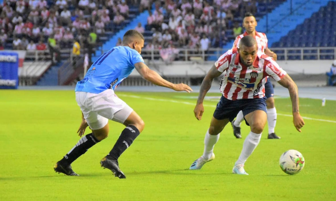 Freddy Hinestroza enfrentando la marca de Cristhian Subero.