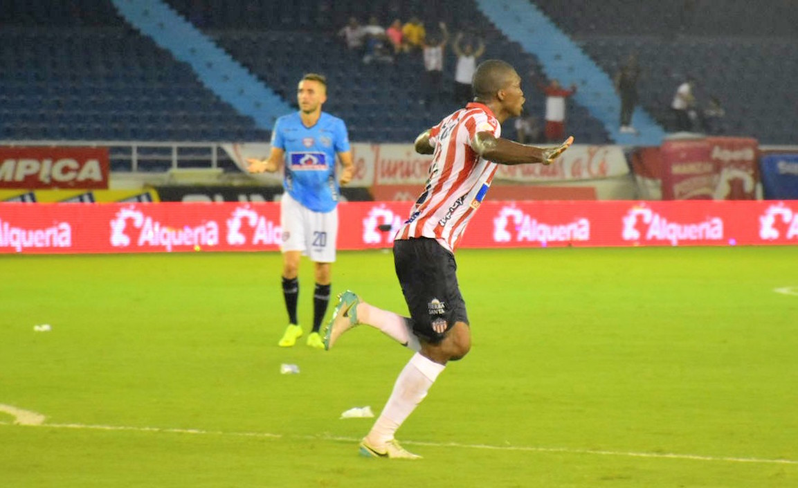 Germán Mera celebrando el gol del triunfo en el minuto final del partido.