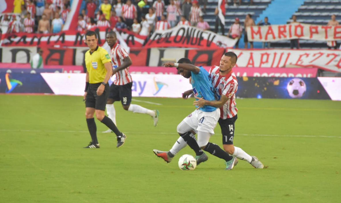 Leonardo Pico cortando un avance de los visitantes.
