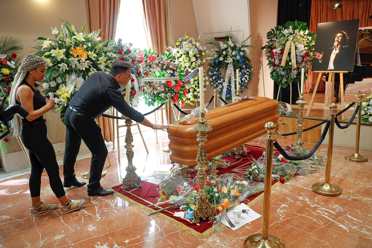 Capilla ardiente del cantante Camilo Sesto.