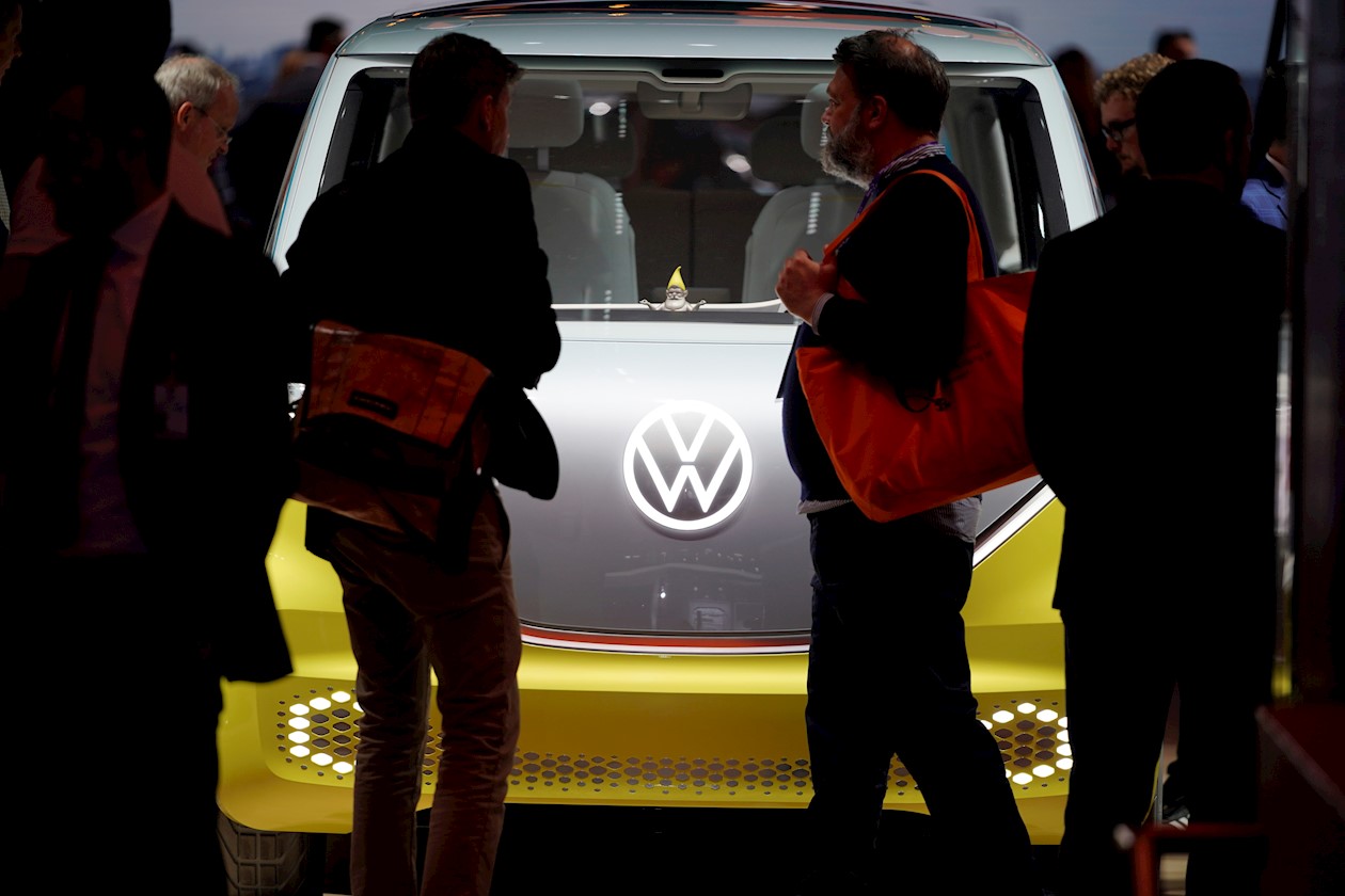 El nuevo vehículo eléctrico VW Volkswagen I.D. Zumbido en exhibición en el primer día de vista previa de prensa del Salón Internacional del Automóvil IAA en Frankfurt, Alemania.