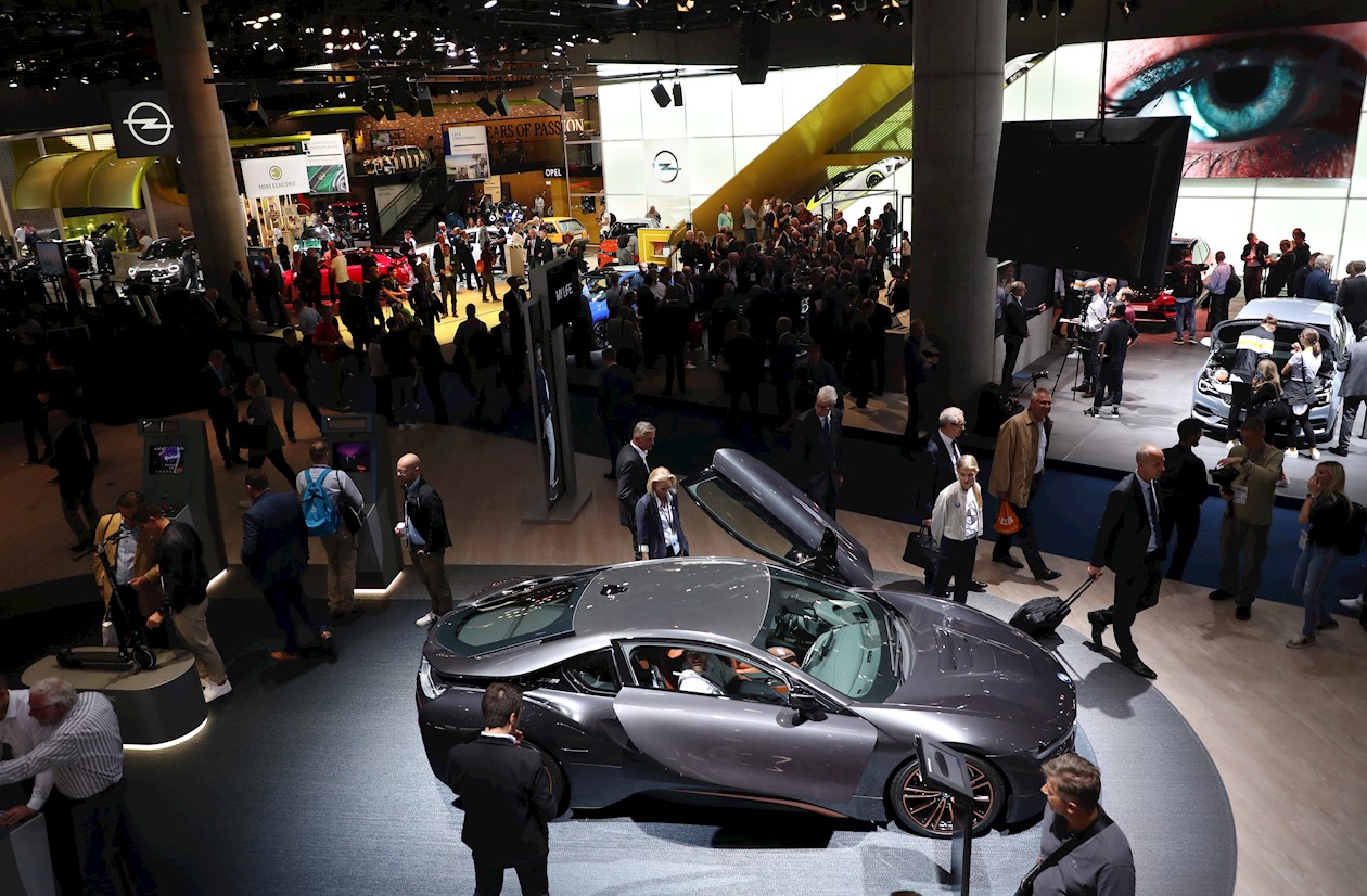 Vista general de una de las salas del Salón Internacional del Automóvil (IAA) en Frankfurt, Alemania.