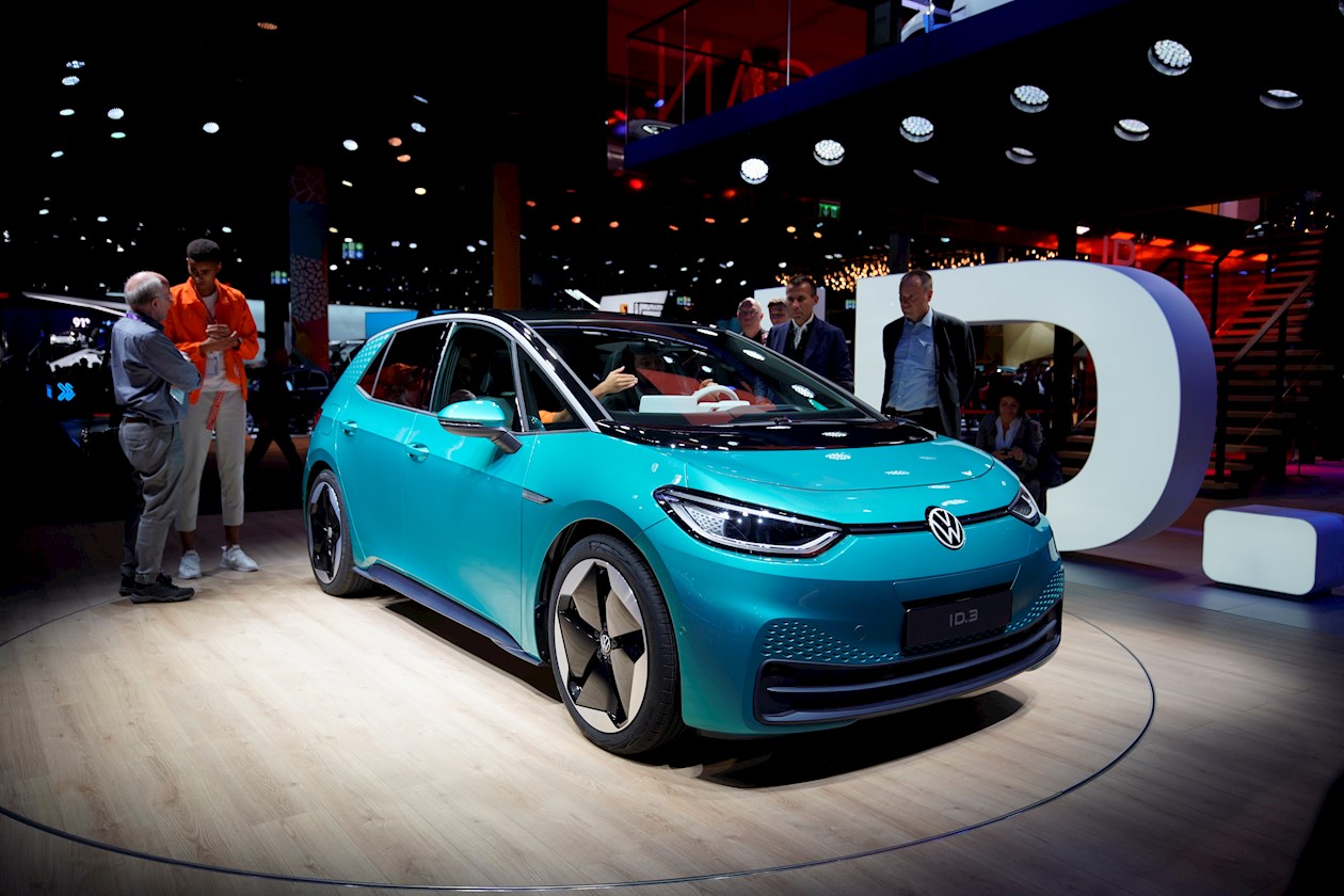 El Volkswagen ID.3 en exhibición en el primer día de vista previa de prensa del International Motor Show IAA en Frankfurt, Alemania.
