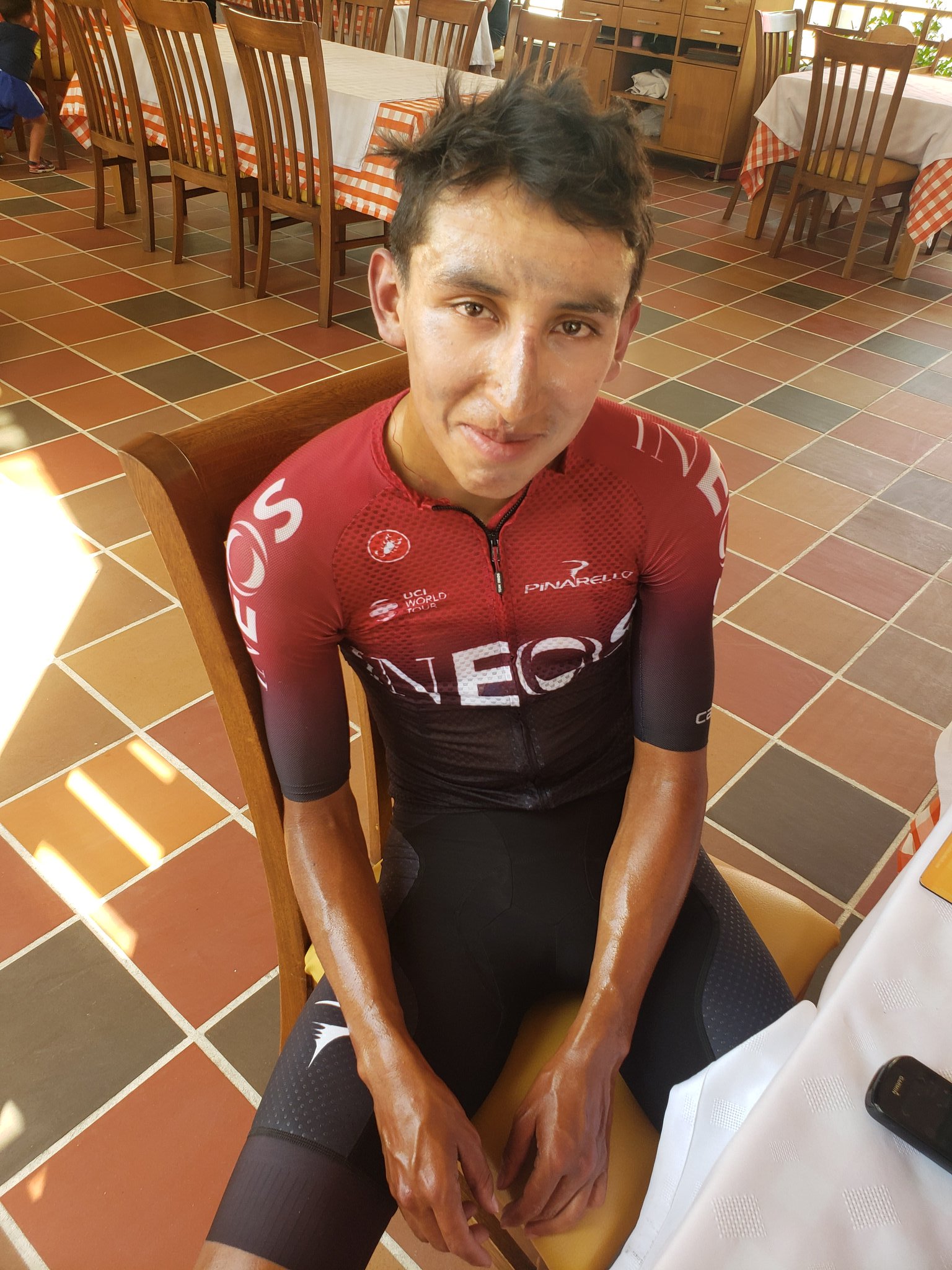 Egan Bernal totalmente agotado tras su entrenamiento. 