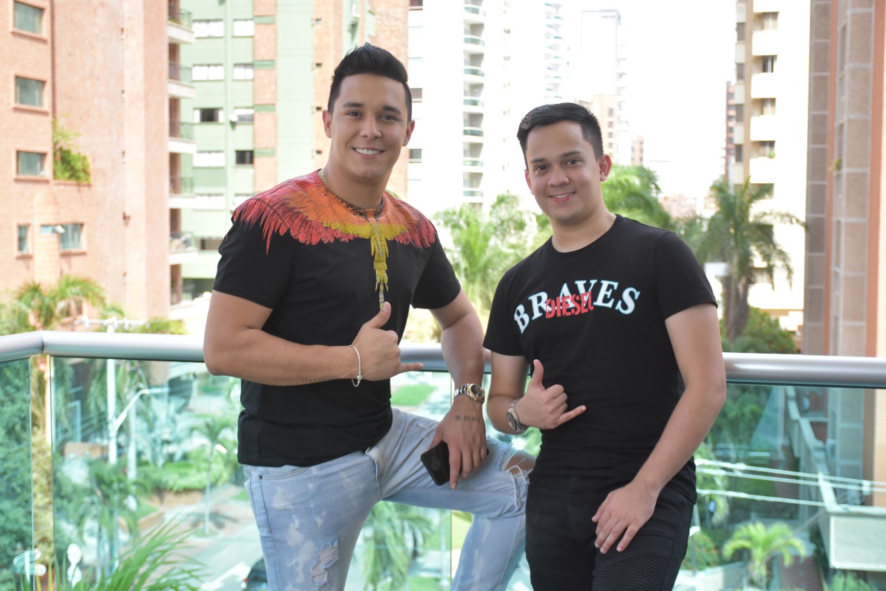 El cantante vallenato Jhon Mindiola y el acordeonero Camilo Carvajal.