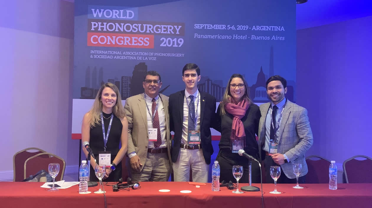 Los médicos Antonio Ballestas y su hijo Samir Ballestas Naissir con otros especialistas durante el congreso mundial de cirugía de voz.