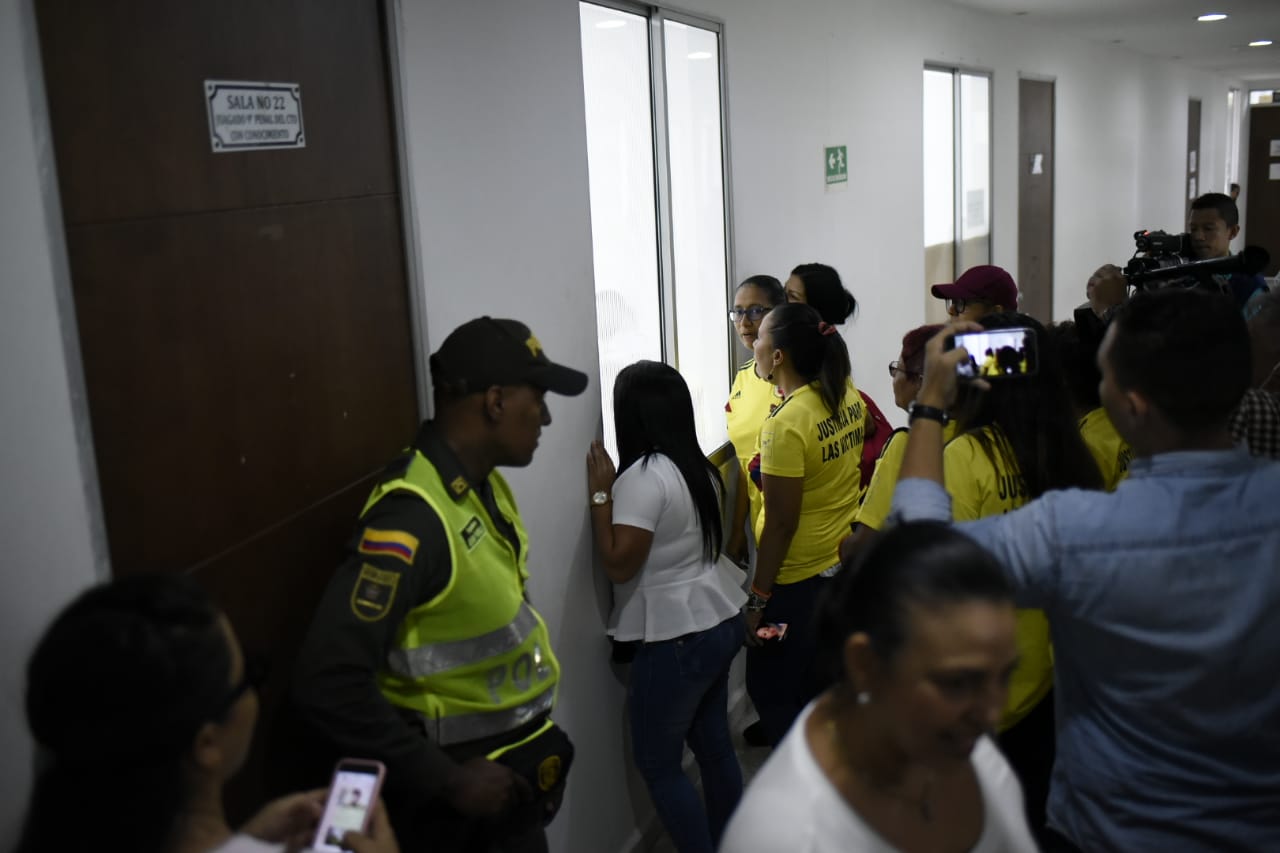 Familiares de Brenda Pájaro realizan protesta a las afueras de la audiencia.