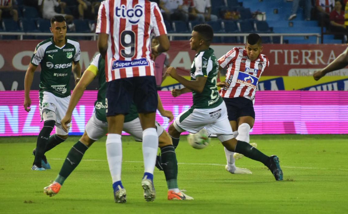 El lateral David Murillo ensayando un remate al inicio del partido.