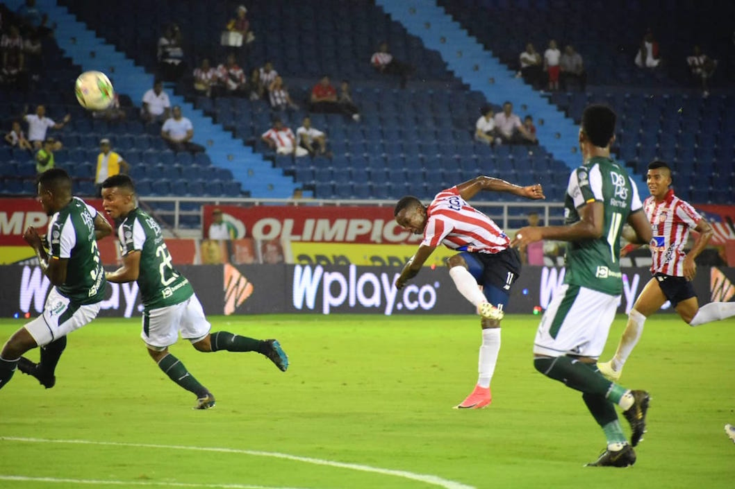 Remate de Daniel Moreno.